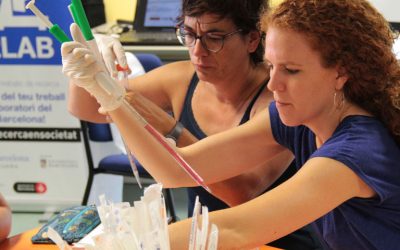 La iniciativa “100tífiques” porta 100 investigadores a les escoles catalanes per fomentar la vocació científica entre les nenes i els nens i destacar la rellevància de la dona a la ciència