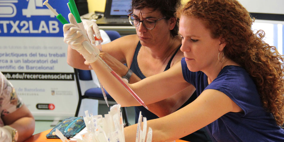 La iniciativa “100tíficas” lleva a 100 investigadoras a las escuelas catalanas para fomentar la vocación científica entre las niñas y los niños y destacar la relevancia de la mujer en la ciencia